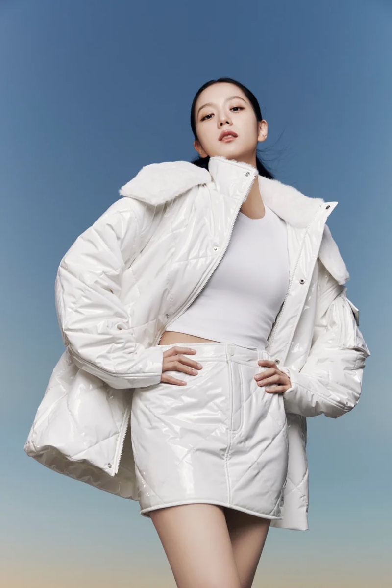 Wrapped in white, Jisoo embodies the breezy spirit of Alo Yoga's Snomoto puffer jacket and mini skirt.