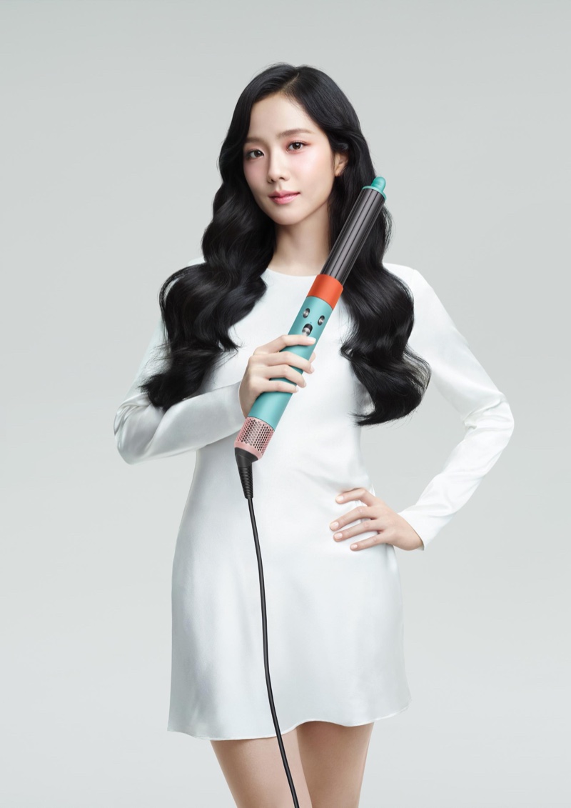 Posing with the Dyson Airwrap, Jisoo wears a wavy hairstyle as the brand's new ambassador.
