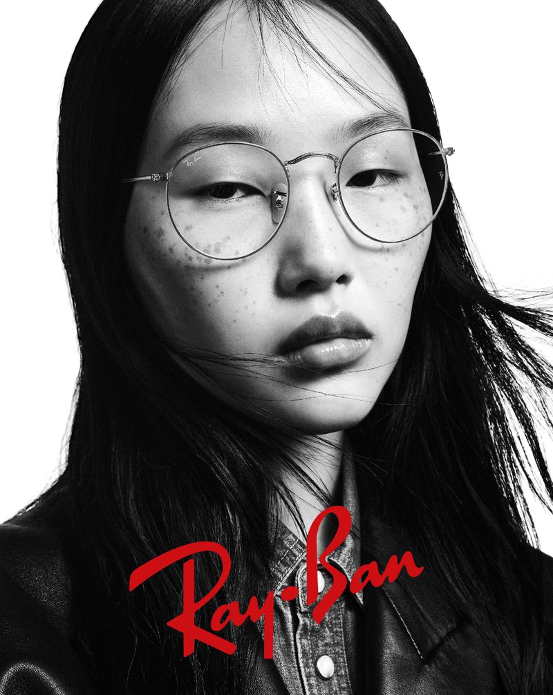 Spotlighting the timeless elegance of Ray-Ban, the Icons collection features the Round style of glasses.