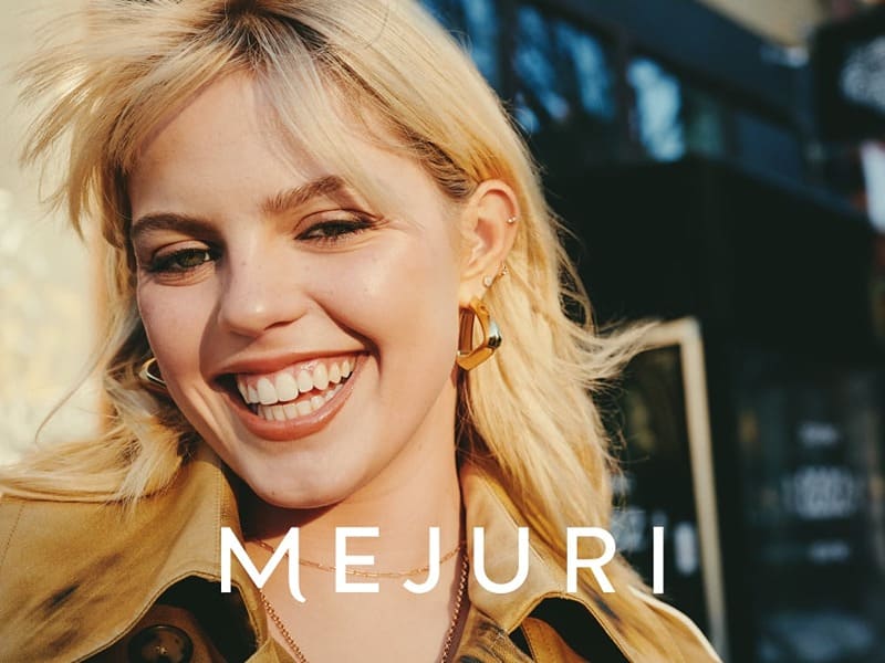 Golden hour glow meets golden Mejuri hoops on a beaming Reneé Rapp.