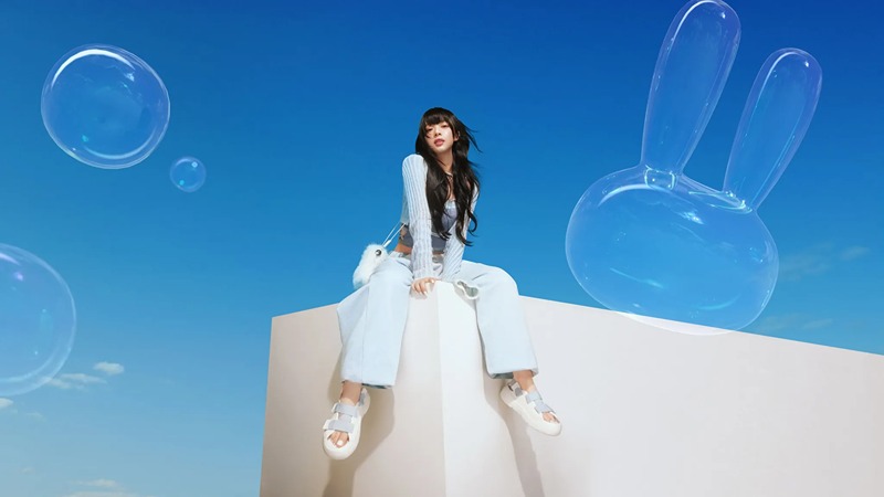 Hanni floats into spring 2024 with Ugg, bringing lightness and style to blue skies ahead.