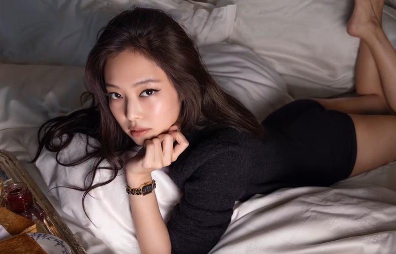 Posing in bed, Jennie showcases the iconic Première Édition Originale watch from Chanel.