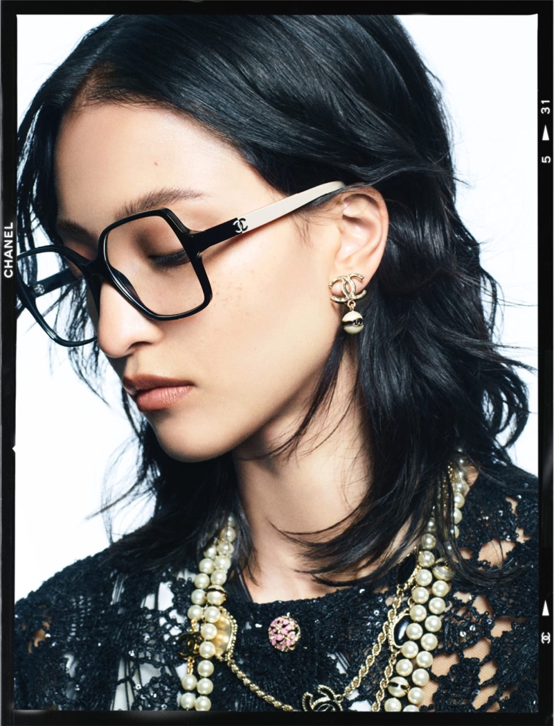 América González looks elegant in oversized square frames paired with pearl strands.