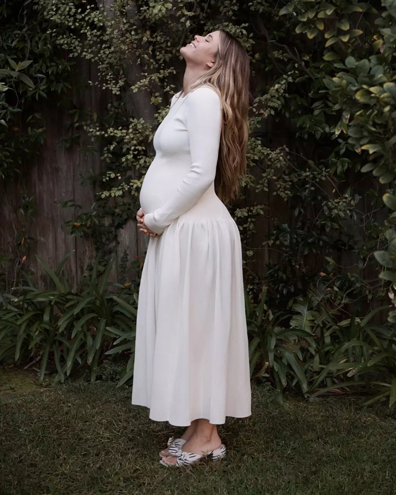 A pregnant Sofia Richie shows off slide mules from Stuart Weitzman capsule collection.