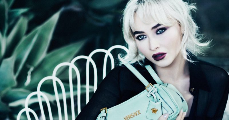 Sabrina-Carpenter-Versace-La-Vacanza-2025