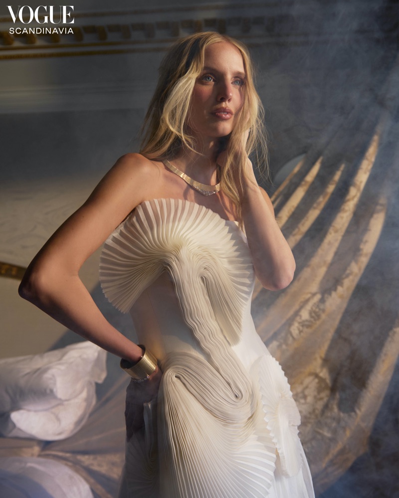 Leonie Hanne. Photo: Elina Kechicheva / Vogue Scandinavia