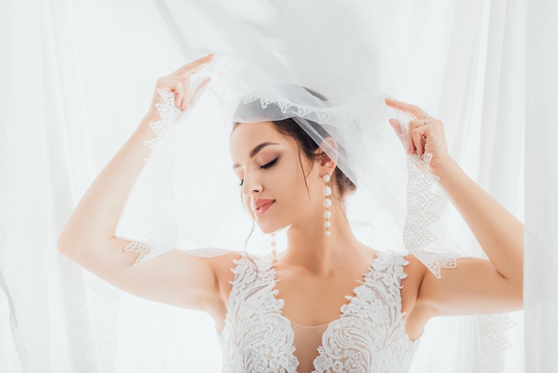Smiling Pearl Earrings Veil