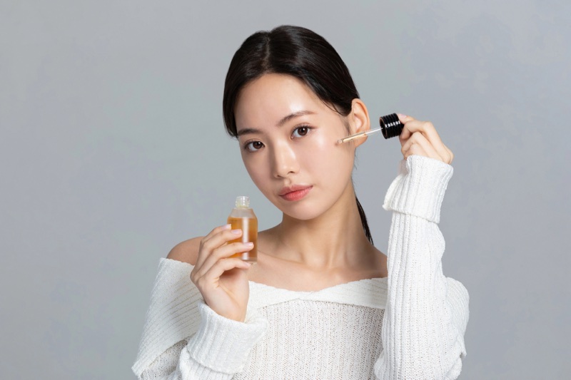 Model face serum